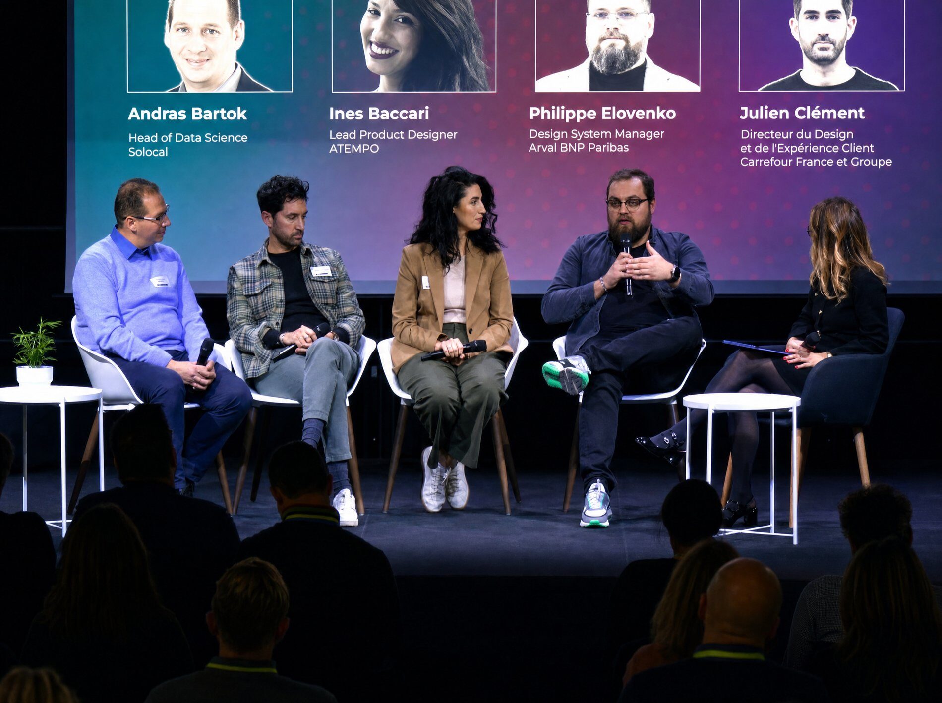 Table ronde UX Meet sur l'IA et le design, le panel sur scène à l'École 42